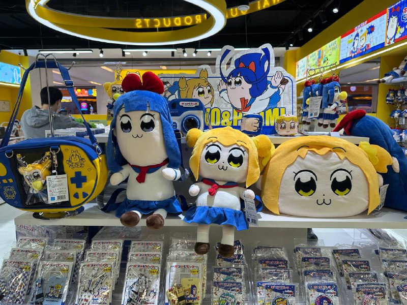 D3 下 小寨银泰城或许是西北最大的二次元聚集地了，挤满了人，跟男执事 coser 拍照的女生队伍都转了几圈了