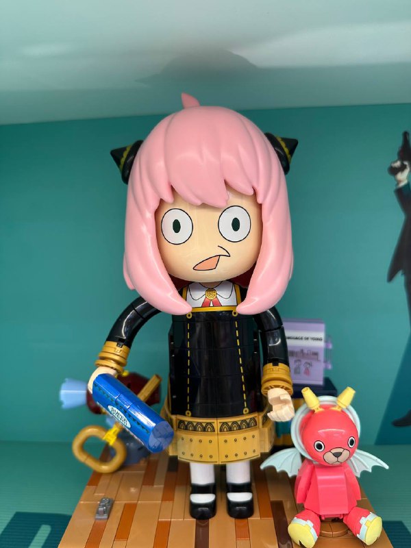 D3 下 小寨银泰城或许是西北最大的二次元聚集地了，挤满了人，跟男执事 coser 拍照的女生队伍都转了几圈了