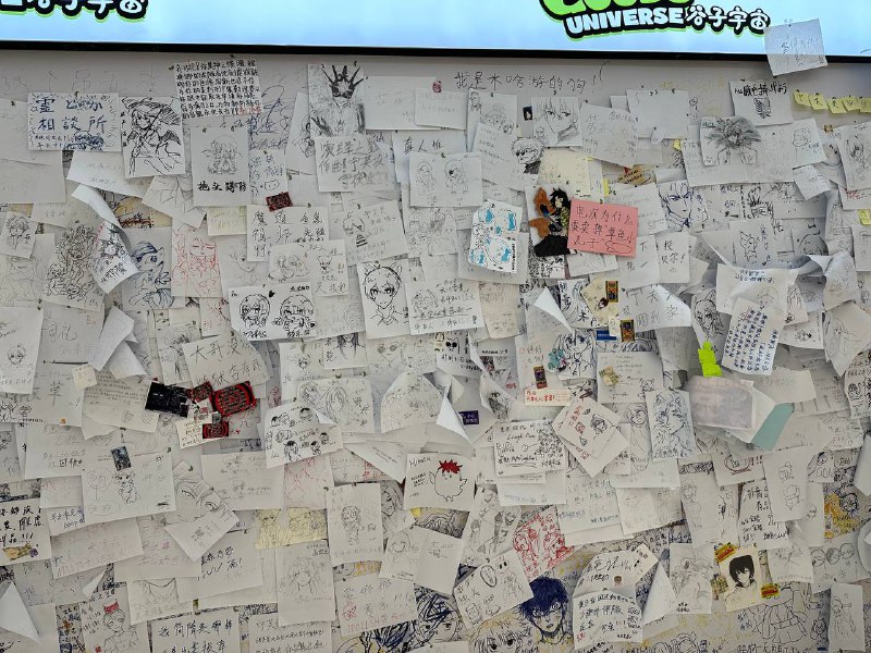 D3 下 小寨银泰城或许是西北最大的二次元聚集地了，挤满了人，跟男执事 coser 拍照的女生队伍都转了几圈了