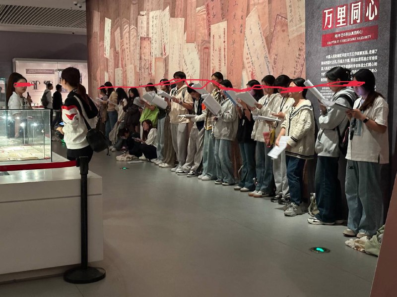 D3 上 陕西历史博物馆超多导游，甚至还有很多一排排的学生在这里上课背书拍的最多的竟然是别人的课程作业这个博物馆还挺难约的，约了很多天才能约得上，听说本地人天天抢都很难抢#真西安旅游D3 上 陕西历史博物馆超多导游，甚至还有很多一排排的学生在这里上课背书拍的最多的竟然是别人的课程作业这个博物馆还挺难约的，约了很多天才能约得上，听说本地人天天抢都很难抢#真西安旅游