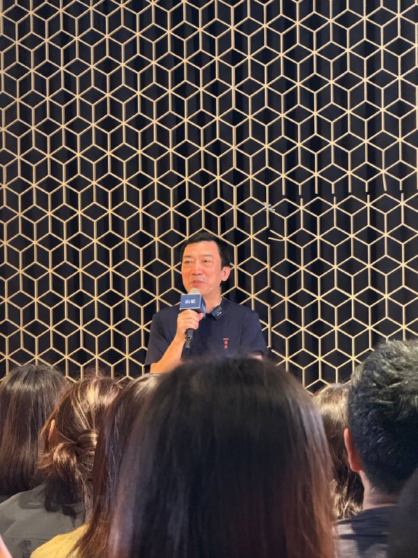 在线下看到老六了，脱稿没主题聊了两个半小时