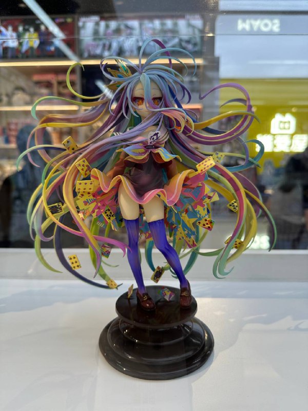 D3 下 小寨银泰城或许是西北最大的二次元聚集地了，挤满了人，跟男执事 coser 拍照的女生队伍都转了几圈了