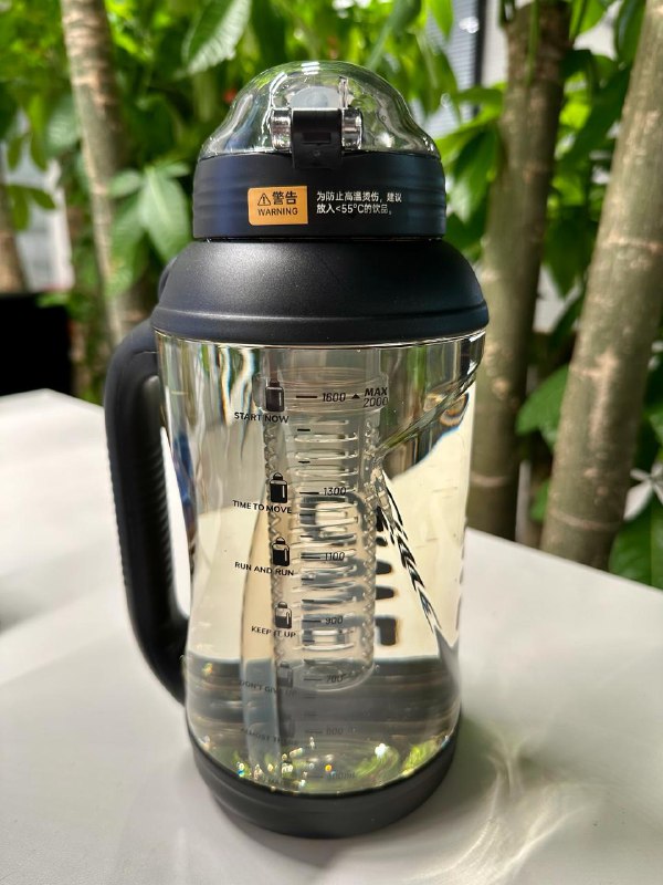 说起来，最近解决了我喝水焦虑的，是这个两升的大水瓶
