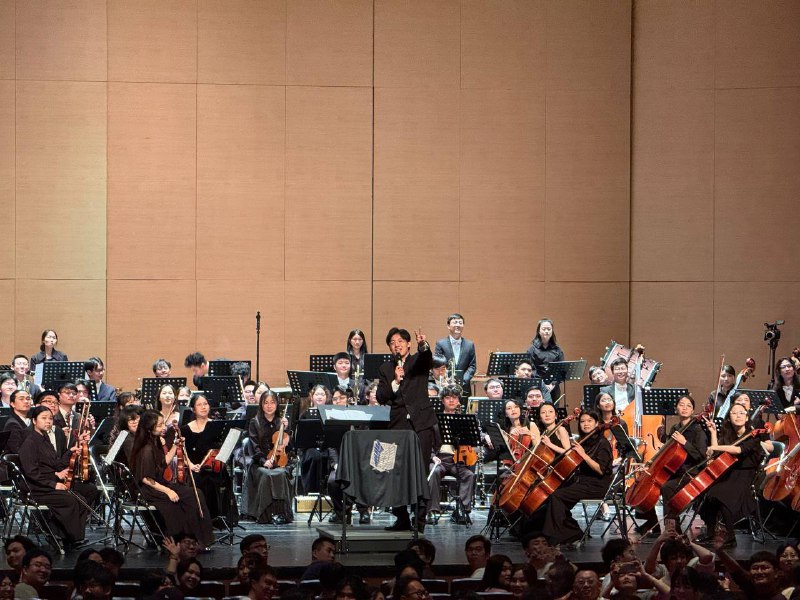 上半场只听过两首，不过八方旅人真的很不错，闭上眼睛就能感受到开场渔村的海风，以及形势急转直下，最后故事结束凯旋回归的场景了